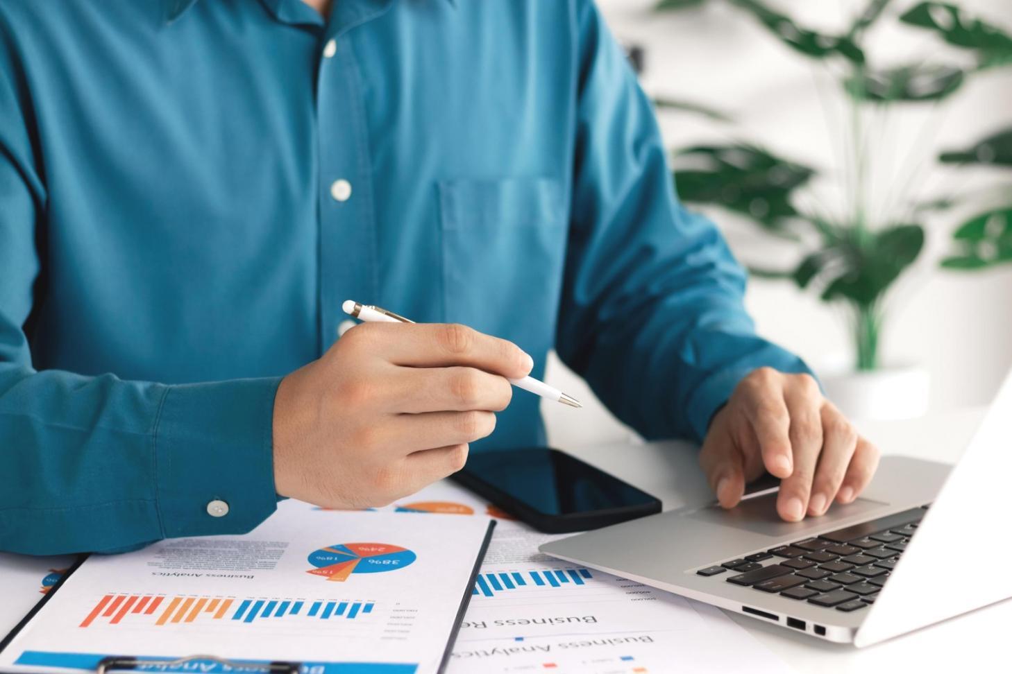 Equipo de expertos analizando oportunidades de inversión